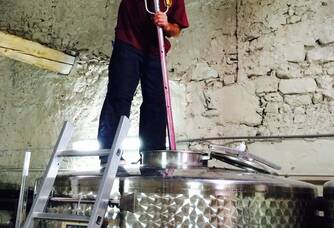 Wim en plein travail dans le chai du Domaine Mandourelle